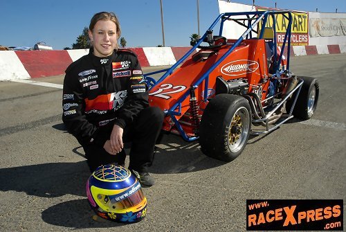 Laura Poorter naast Midget Car